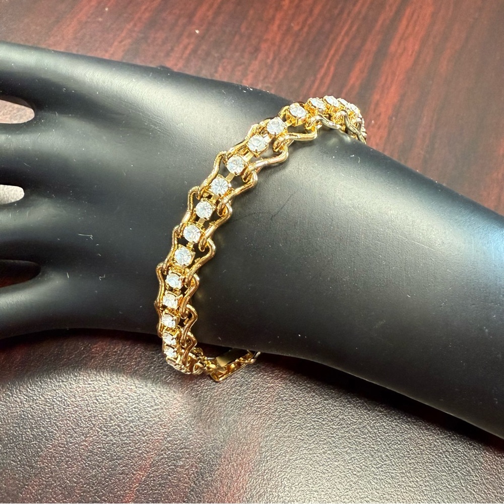Avon Goldtone crystal tennis Bracelet with Polished Finish size large NIB 1998